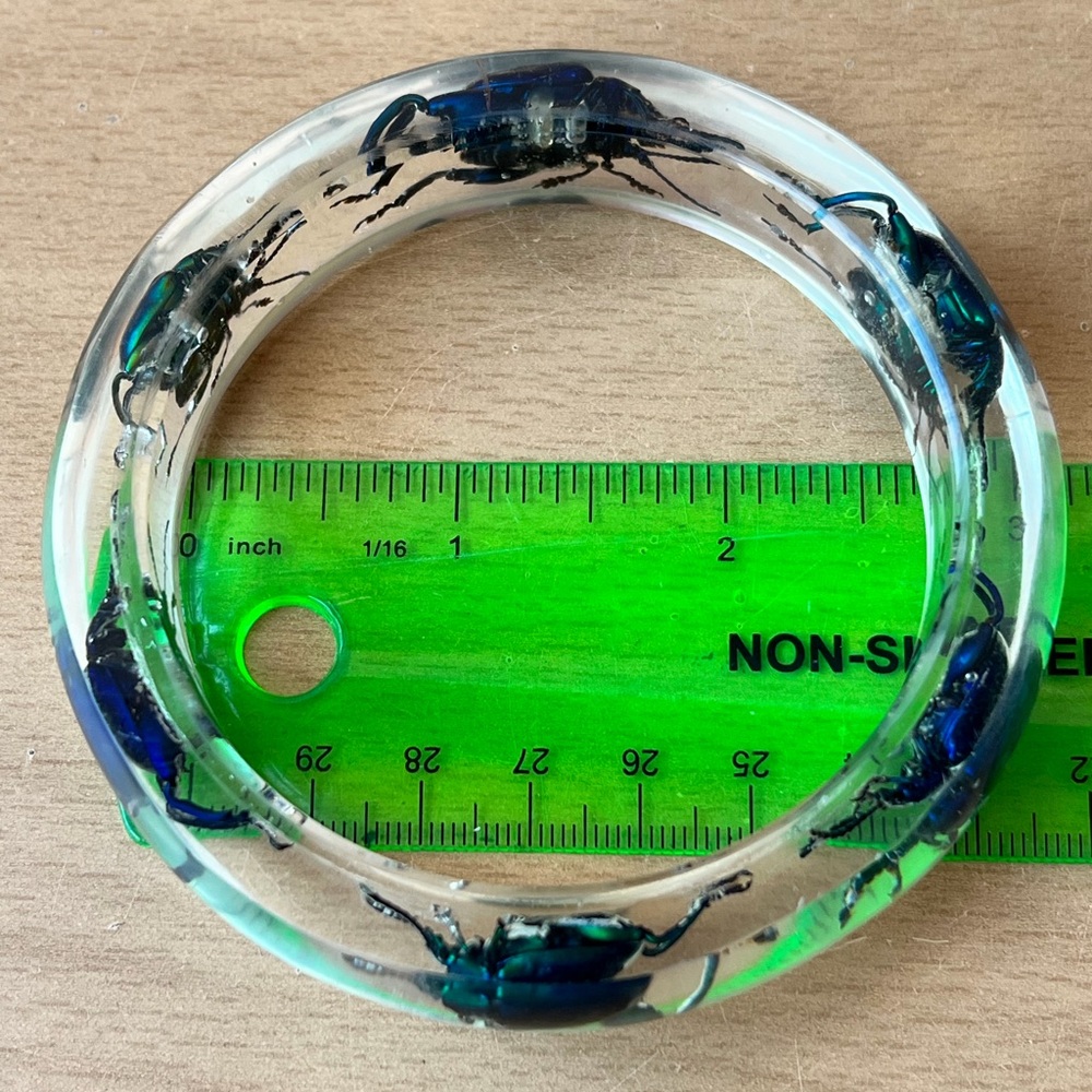 VINTAGE CLEAR LUCITE LARGE BANGLE BRACELET W/ VIVID COLORS BEETLES STATEMENT - Picture 6 of 16